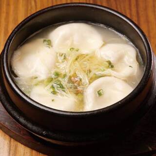 【焼き餃子を売らない餃子屋】肉汁が滴る水餃子は絶品です♪