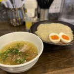 町田汁場 しおらーめん 進化 町田駅前店 - 味玉つけ麺大盛