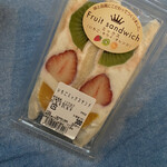 フレンドマート - 料理写真:ボリュームたっぷりないちごフルーツサンドは324円(´｡✪ω✪｡｀)生クリームがもっちりしました^ ^