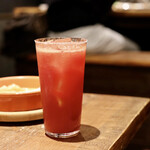 餃子とスパークリング バブルス - トマトサワー