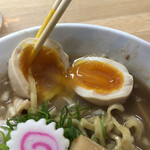 ぶたのほし - 今回初挑戦した半熟煮卵。ここにも濃厚さが表現されている。もはや、半熟界のヒーローつまり半熟ヒーロー！