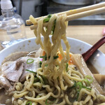 ぶたのほし - 剛麺と言って差し支え無かろうな、相変わらずの太麺。今回は若干強張りを感じたが、やはりこの麺だからこそこのスープに負けずに渡り合えるのだ！