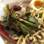 ぶたのほし - 味変のニラ、コチュジャン（？）。ニラ、ちょっと多めに。このピリ辛が究極の濃厚スープを彩る。