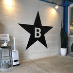 ぶたのほし - 黒い星にＢの文字！コレがぶたのほし！このマークのグッズ販売されており、売り上げは児童養護施設に寄付される。黒の帽子¥2,000が欲しい！カッコいい！