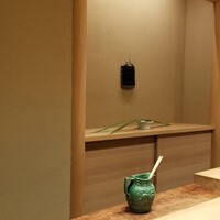 米増 - 店舗内装
                    華美でなく侘び寂びを感じる設えですね。