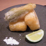 神保町 傳 - オクラの蕾と低温で熟成させたインカの目覚めの揚げ物