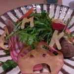 神保町 傳 - 畑のようす　３種のビーツ　トマト　オクラ　ルッコラ　人参　ジャガイモの似顔絵と名前のアルファベット