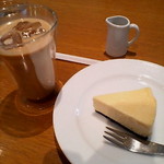 丸山珈琲  - アイスカフェラテ＆デンマークチーズケーキ