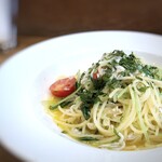 Trattoria Porcellino - ◆しらすのペペロンチーノ、レモン風味・・最近レモン風味のソースが流行なのかしら。(^0^;) 程よい辛味としらすの塩気を感じ、美味しいパスタ。 レモン風味は殆ど感じませんが、ペペロンチーノとしては美味しい。