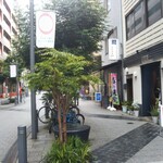 聖兆 - すぐ側には…
      パスタバルの『ドンピノキオ』さんがあります
      この道の先には人気ラーメン店の『潤』さんとかも