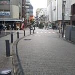 聖兆 - 逆側風景だと…
      京急蒲田駅とJR蒲田駅の間辺りに『俺の焼鳥』さん…
      『松屋』さんと『フレッシュネスバーガー』さんの間の道をアロマスクエア方面に…