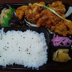 マミーズ キッチン おべんとう村 - 日替わりの鶏のスパイシーハーブ塩から揚げ