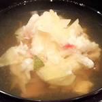 旬菜料理 山灯 - 「蟹と栗の岩石蒸し」：栗のスライスと蟹をザクザクッと卵白と和えて、
      豪快に鰹が香る椀仕立てにしています！