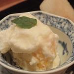 旬菜料理 山灯 - 「桃ヨーグルトアイスと梨」：甘さ控えめなヨーグルトアイスに、
      大ぶりにカットされた桃がゴロゴロッ♪
      