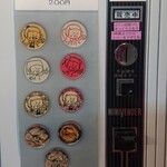 自販機食堂 - 缶バッチ販売機、どれが出てくるかはお楽しみ。