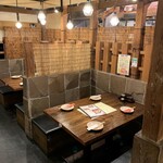 じとっこ組合 - 個室感のあるテーブル席です。