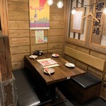 じとっこ組合 - テーブルも仕切られています。