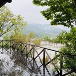 生瀬ヒュッテ - 眼下に広がる雨に煙る生瀬の街。新緑が眩しい季節になりましたね！