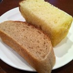 トラットリア ダ・テレーサ - ローズマリーの効いたフォカッチャ、全粒粉のパン