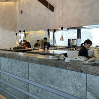 レヴォ - 食事スペースより遥かに広いキッチン