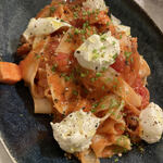 trattoria e poi - 自家製ベーコンと新玉ねぎのトマトソース　マスカルポーネを乗せて