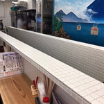 スタンド酒場 焼売銭湯 - 手前と奥がカウンターで 間の狭いスペースがスタッフさんエリア