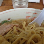 ラーメン二郎 - 表面には脂層