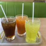 Rogu Kyabin - ドリンクバーからリアルゴールドに野菜ジュースに烏龍茶を。