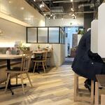 RAMEN CAFE de IINO - 店内はcafeっぽく仕切りの向こうはペット連れOKテーブル席