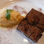 オシノ - デザート　チョコレートブラウニーとバニラアイス