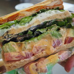 コウジ サンドイッチ - こだわりアボカドとスパーシーチキン