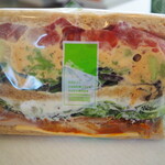 コウジ サンドイッチ - こだわりアボカドとスパーシーチキン