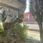 コウジ サンドイッチ - お店の中からみた駐輪場