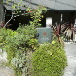 お店は半地下です。　ちょっと分かりにくいかも。。