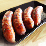 ラーメン むてっぽう - 手作りの粗挽きウィンナーはパリッとジューシー。ブラックペッパーを効かせスパイシーな味わいに。