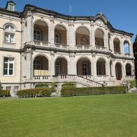 綱町三井倶楽部 - 芝生から見た建物