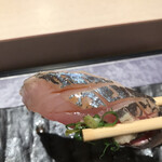 魚寅鮨 - 三崎五貫にぎり１７７０円。鯵。歯応え、旨味が申し分なく、鮮度の良さが伝わるタネです（╹◡╹）