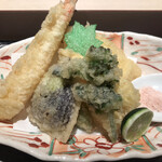 魚寅鮨 - 天ぷらハーフサイズ１５００円。魚介類は２種ですが、野菜がたくさんです。揚げたての天ぷらは食欲を増進させますね。されなくてもありますが（笑）