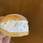 パン工房 ブルーミング - まずまずなクリームの量！
さわやかな生クリームで初夏の味です(^-^)