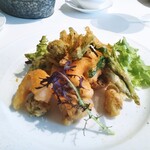 マッシュルーム - 前菜　海老とキノコ・山菜のフリチュール