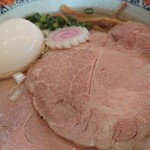 石臼玄麦自家製らーめん 丸竈 - チャーシューと半熟しお玉子アップ