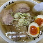 青竹手打ちラーメン 麺や 大山 - チャーシューめん+味玉　　950円+120円
