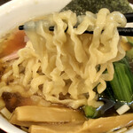 とものもと - 麺は平打ち縮れ麺