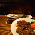 ビーフシチューとハンバーグステーキのお店 BUN吉 - サーロインステーキ、グラスワイン赤