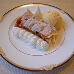 アップフェル・シュトゥルーデル・ホイップクリーム・バニラアイス添え