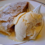 パイの熱で溶けるのを待つ