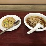 北京飯店 - 腸詰め入り半チャーハン＋もやし入り半ラーメン￥８００