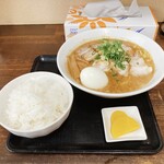 しま彰 - 特盛中華そば　ゆで卵　白ごはん(漬け物付き)
      