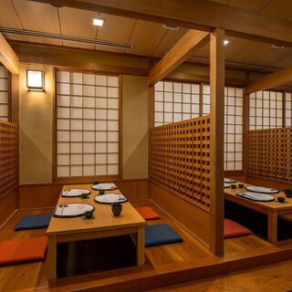 掘りごたつのある半個室席。プライベート感を保ちつつお楽しみいただけます。