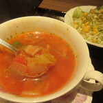 ビストロ 龍王 - セットのスープは具沢山。サラダにはしらす入り。